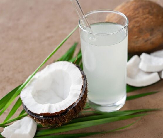 गर्मियों में रोजाना नारियल पानी पिने से मिलते है अनेको फायदे , जाने कैसे