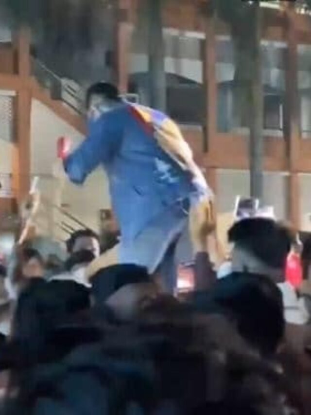 आदित्य नारायण ने लाइव शो में फैंस के साथ बदसलूकी की