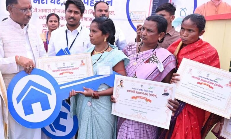  मुख्यमंत्री के हाथों बस्तर के ग्राम पंचायत बबूसेमरा की श्रीमती जुनी नाग और श्रीमती डोमीनी को मिला पक्का मकान