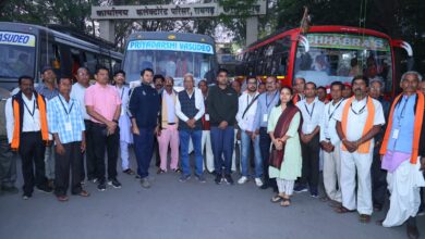 वित्त मंत्री ओ.पी.चौधरी ने अयोध्या धाम दर्शन को जा रहे रायगढ़ के श्रद्धालुओं को बिलासपुर रेल्वे स्टेशन से किया रवाना, सुखद सफर के लिए दी शुभकामनाएं