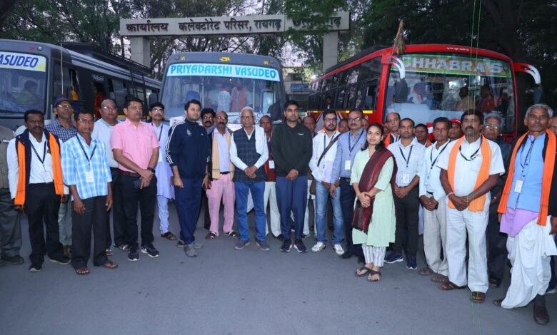 वित्त मंत्री ओ.पी.चौधरी ने अयोध्या धाम दर्शन को जा रहे रायगढ़ के श्रद्धालुओं को बिलासपुर रेल्वे स्टेशन से किया रवाना, सुखद सफर के लिए दी शुभकामनाएं