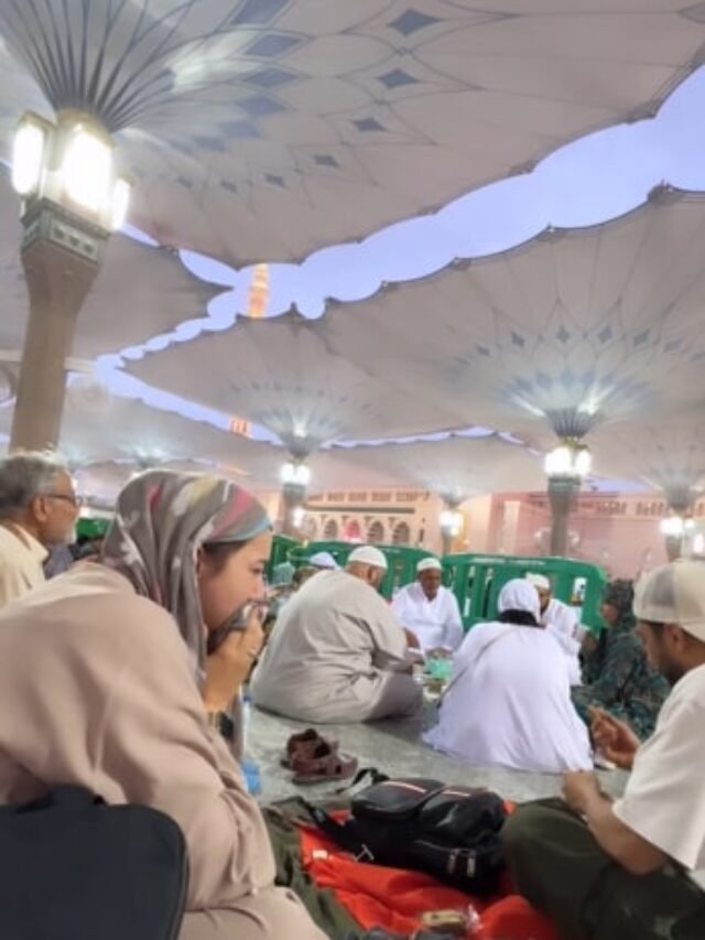 एक्ट्रेस बेटे पति के साथ उमराह करने पहुंची रोने लगी