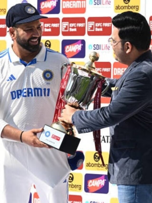 रोहित शर्मा ने इंग्लैण्ड को थमाई ट्रॉफी वीडियो वायरल