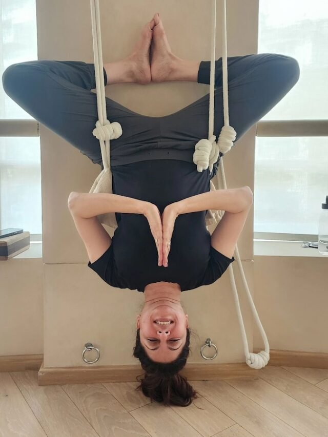 55 की एक्ट्रेस का एरियल योग देखा कर हो जायेंगे हैरान