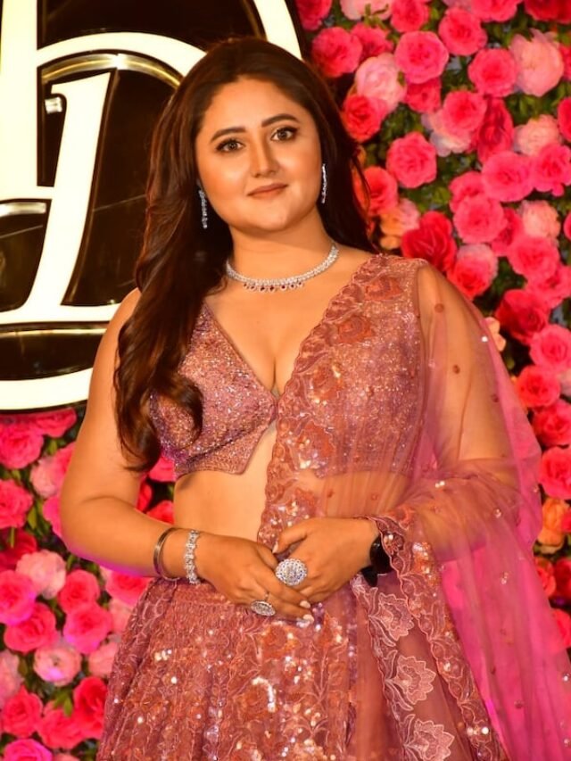 रिवीलिंग चोली पर रश्मि को किया गया ट्रोल