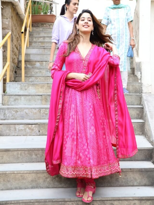 अनारकली सूट पहन मतदान करने पहुंचीं जान्हवी कपूर