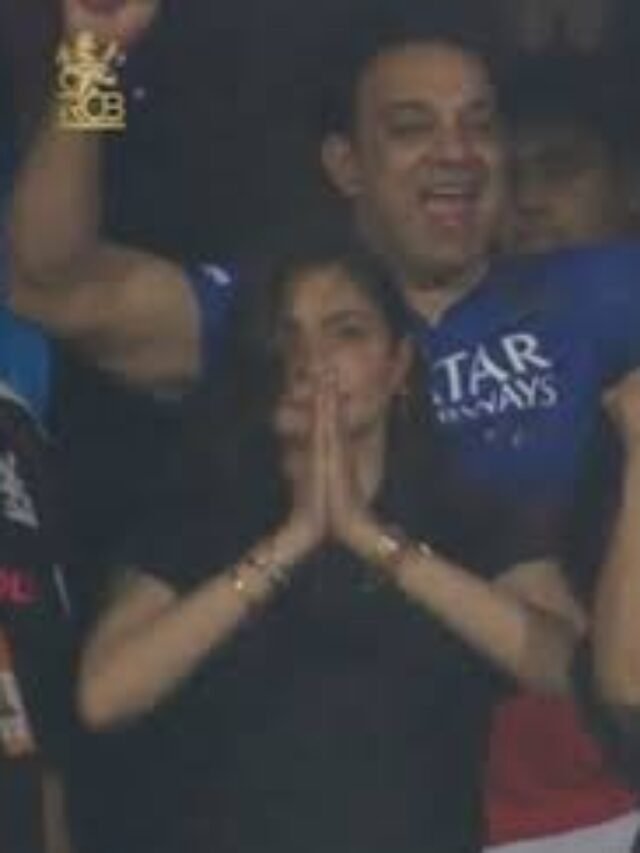 खुशी से झूमी अनुष्का शर्मा, हाथ जोड़कर भगवान को शुक्रिया करती हुईं आई नजर