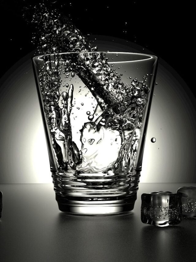 खाना खाने से पहले पानी पीते है तो जान ले बॉडी पर पड़ने वाले असर के बारे में