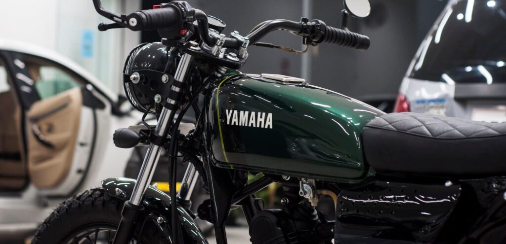 ढूर-ढूर करती सड़को पर क्रेज दिखाएगी नए लुक वाली Yamaha RX 100,देखे कीमत