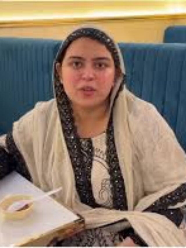 बिज़नेसवुमेन बनी गांव की सबा रेस्टोरेंट में दिखे परिवार के साथ