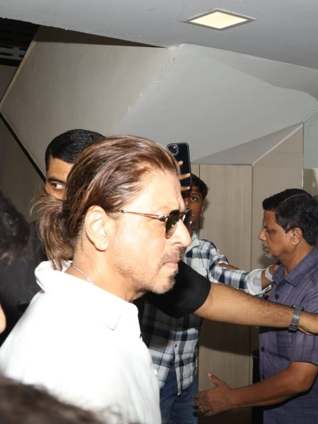 मां के निधन से बेहाल फराह खान को संभालते दिखे दोस्त शाहरुख खान देखे