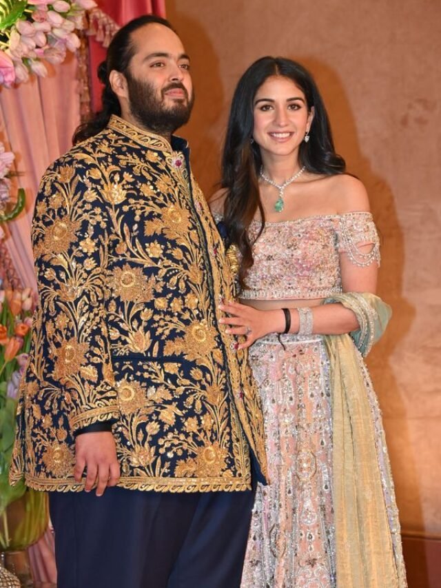 सोने से बने धागे की शेरवानी में नजर आए अनंत देखे