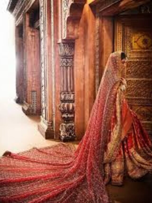 सोने के धागे से सजा लहंगा विदाई में चांद सी खूबसूरत लगीं राधिका