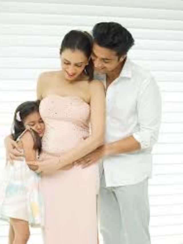 दूसरी बार बनने जा रही हैं मां, पति और बेटी के साथ फ्लॉन्ट किया बेबी बंप