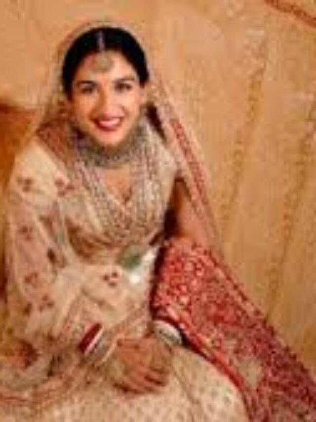 अंबानी परिवार की छोटी बहु राधिका मर्चेंट का ब्राइडल लुक देखे