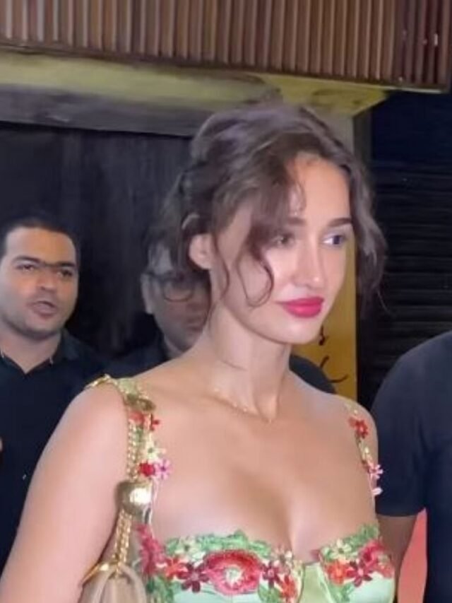 दिशा पटानी का वन पीस ड्रेस में लुक देखे