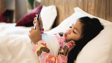 बच्चों का मोबाइल फ़ोन चलाना हुआ खतरनाक साबित,एक खतरनाक लत जाने