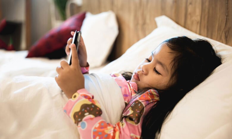 बच्चों का मोबाइल फ़ोन चलाना हुआ खतरनाक साबित,एक खतरनाक लत जाने