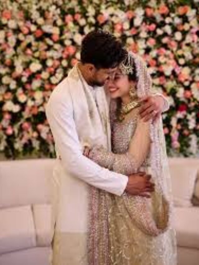 नई वाइफ सना जावेद के साथ हनीमून पर निकले शोएब मलिक देखे