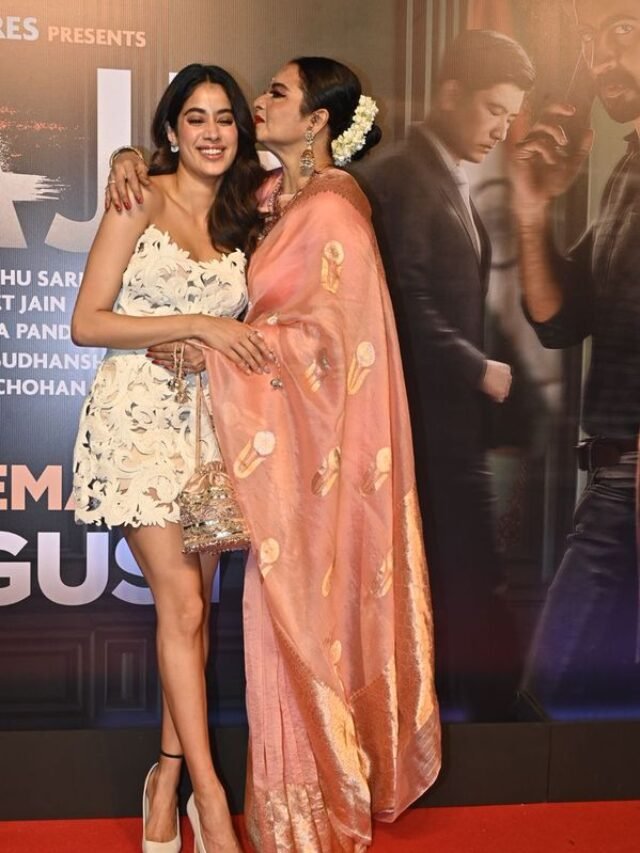 जान्हवी कपूर के पोस्टर को रेखा ने किया किस देखे