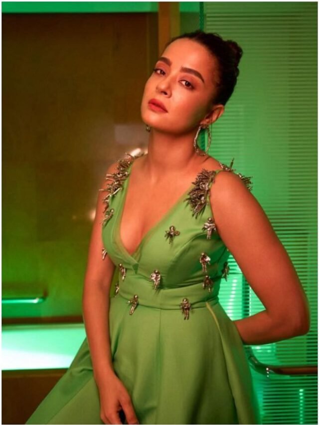 सुरवीन चावला फिल्मो में बोल्ड सीन कर छाई है देखे