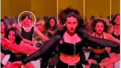 ये बैकग्राउंड डांसर बने बॉलीवुड के सुपरस्टार करिश्मा कपूर के साथ,देखे