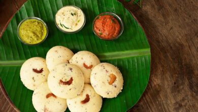 Rava Idli Recipe 2024: चटपटा खाना पसंद करते है तो बनाये घर पर ही होटल जैसे रवा इडली,जाने आसान विधि