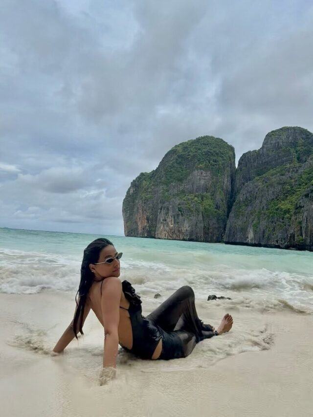 स्विमसूट पहन टीवी की बहू ने मचा दी हद | Nia Sharma Black Monokini Look