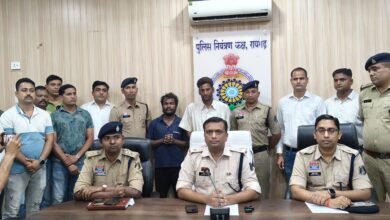 भारत रत्न डॉ. भीमराव अंबेडकर की प्रतिमा पर मिट्टी लगाने वाले