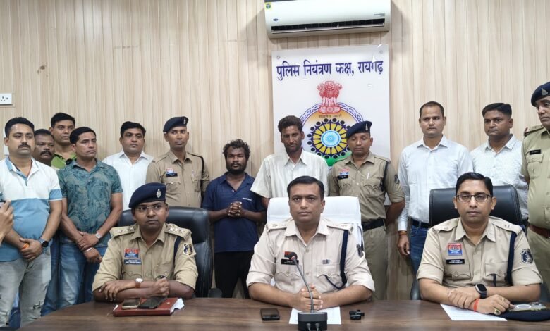 भारत रत्न डॉ. भीमराव अंबेडकर की प्रतिमा पर मिट्टी लगाने वाले