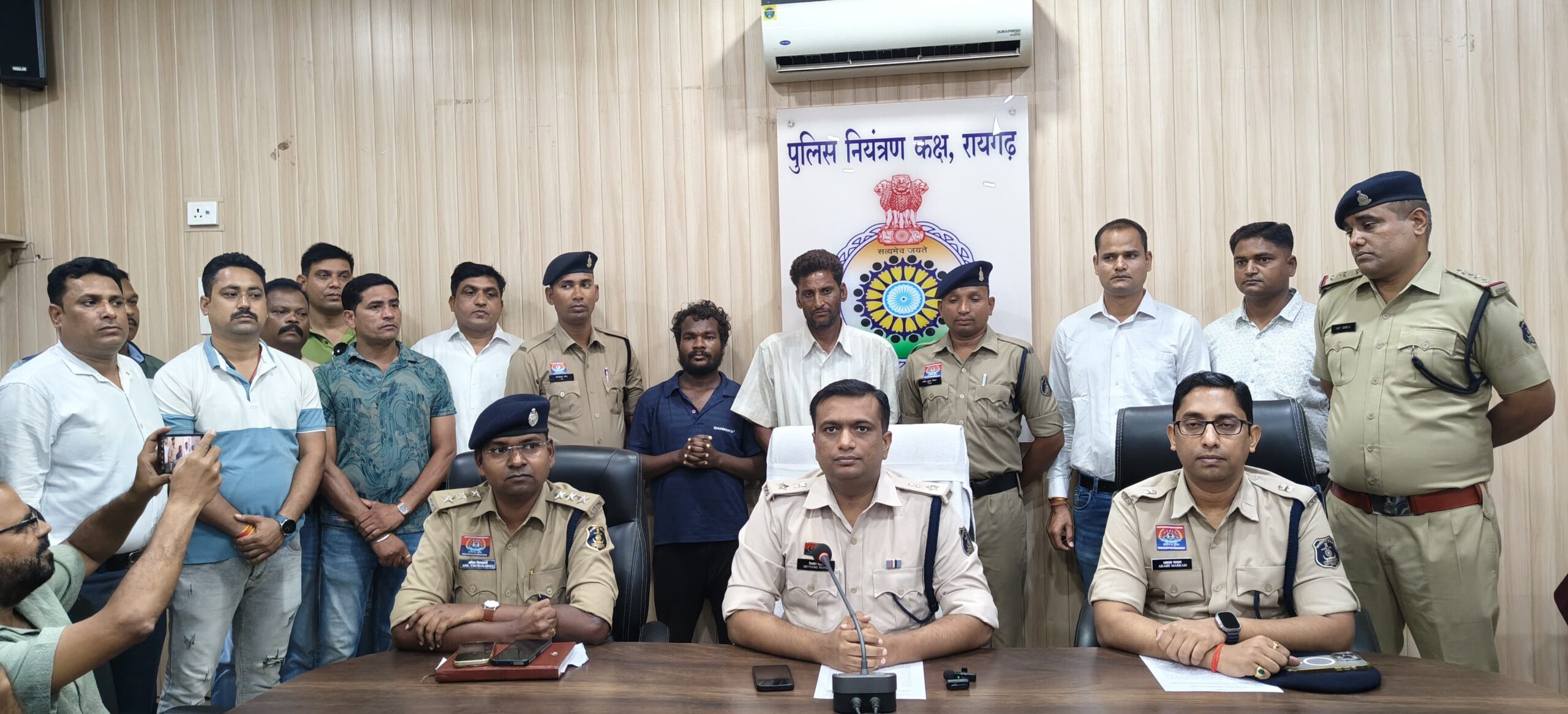 भारत रत्न डॉ. भीमराव अंबेडकर की प्रतिमा पर मिट्टी लगाने वाले