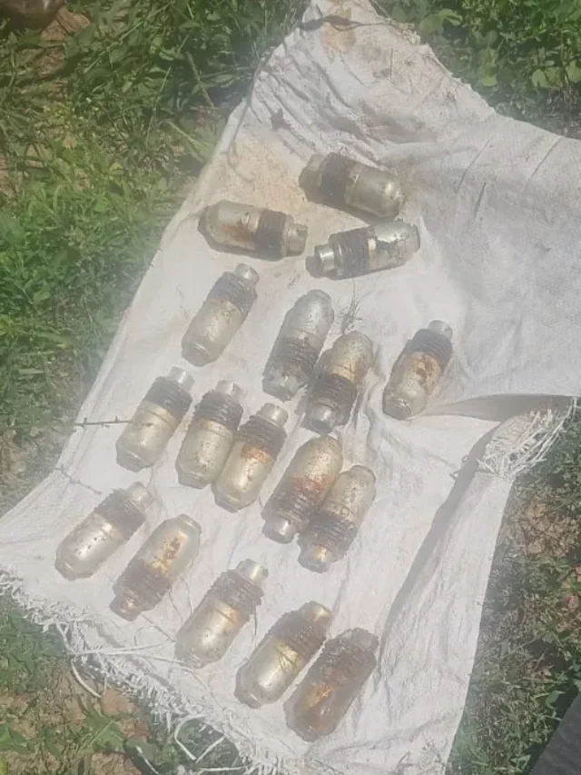 आतंकवादियों और सुरक्षा बलों के बीच मुठभेड़ जारी है. 3 आतंकवादियों के मारे जाने की खबर