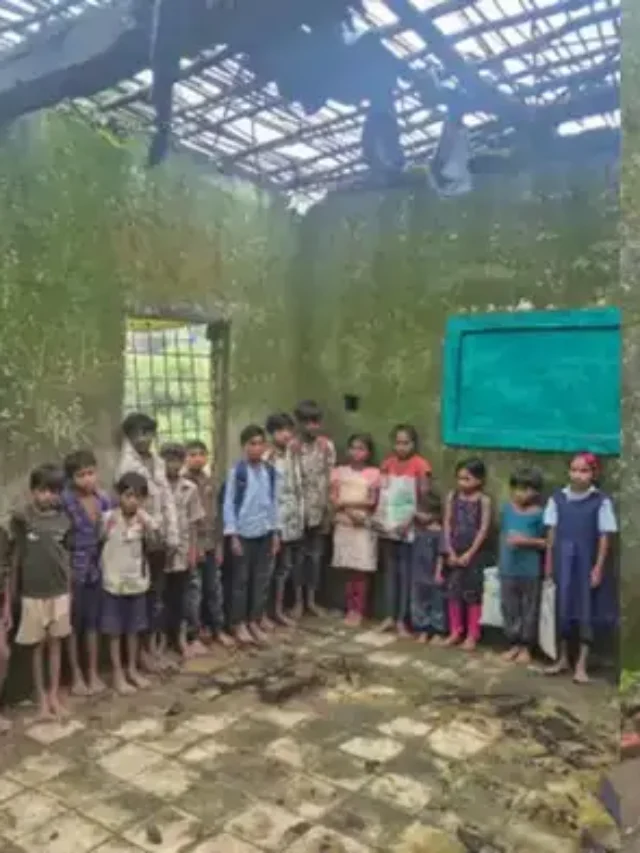 स्कूल की  छत नहीं बच्चे बारिश में पढ़ने को मजबूर हैं।