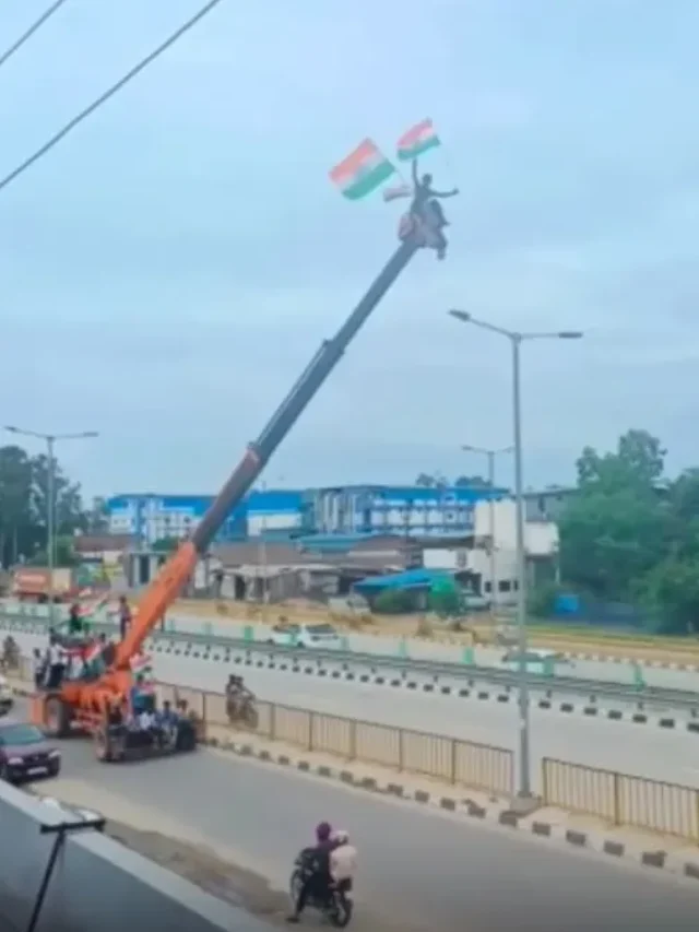 देशभक्ति में होश खो बैठे लड़के, JCB के बकेट पर बैठकर सैकड़ों फीट ऊंचाई पर लहराया तिरंगा