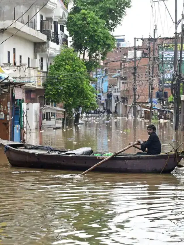 यूपी के प्रयागराज में बाढ़ से हालात लगातार खराब हो रहे हैं, गलियों में बह रही गंगा, तैर रहीं नावें, देखिए जरा