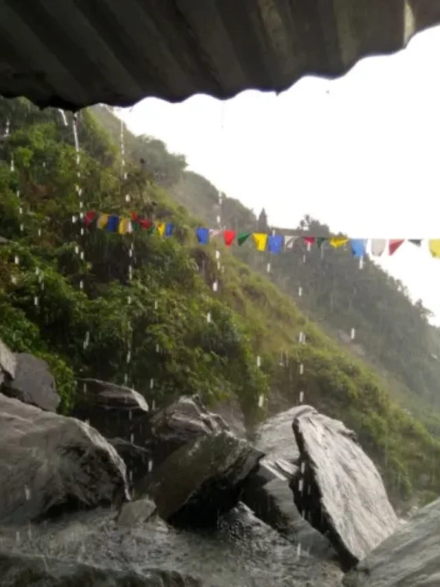 मानसून में बना रहे हैं घूमने का प्लान तो इन जगहों पर भूलकर भी न जाएं वरना ट्रिप का मज़ा हो जाएगा किरकिरा